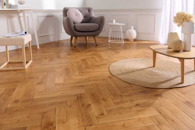 Parquet bâtons rompus Chêne massif – 15 x 90 mm – Fumé