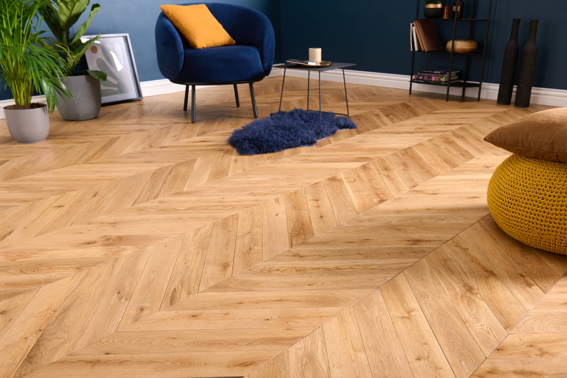 Parquet point de Hongrie chêne massif naturel dans un salon