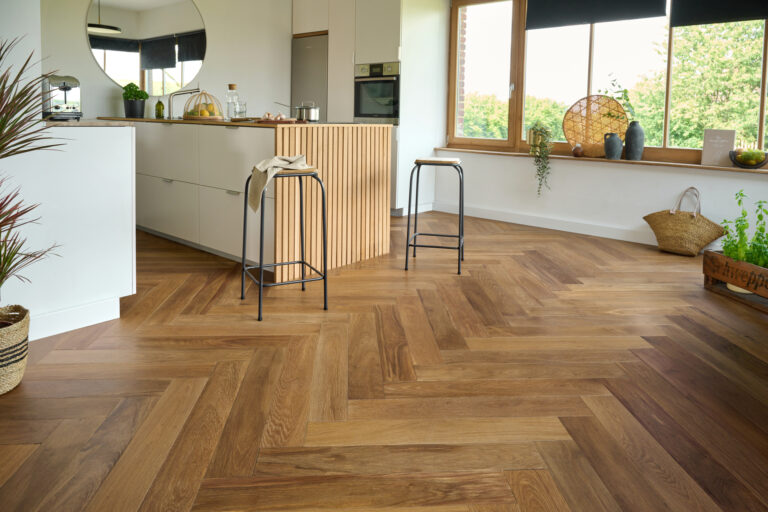 Parquet baton rompu Chêne massif – Teinte brune – 18 x 125 mm