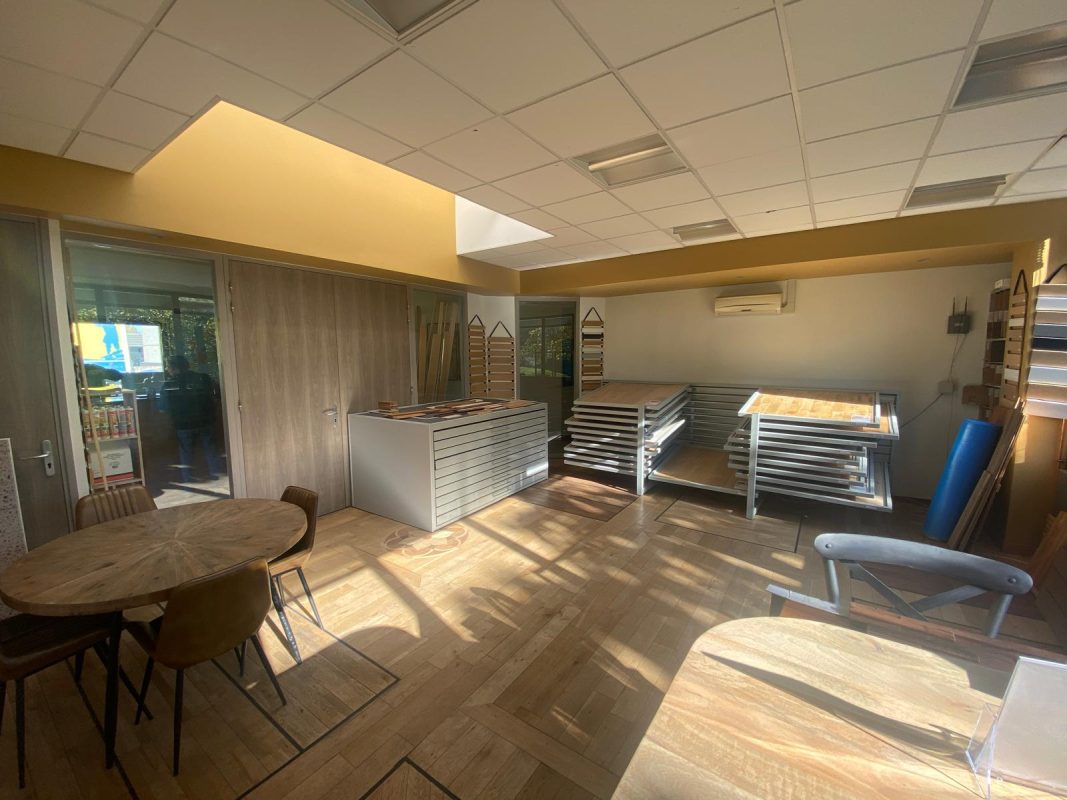 Showroom de parquet Les Moulures du Nord à Ennevelin, à 10 minutes de Mérignies : échantillons grand format et espace conseil
