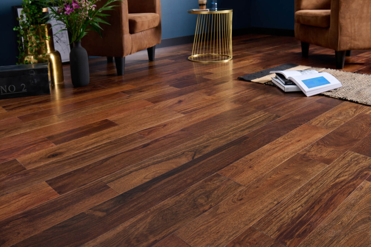 Parquet Noyer massif – Vernis – 18 x 120 mm