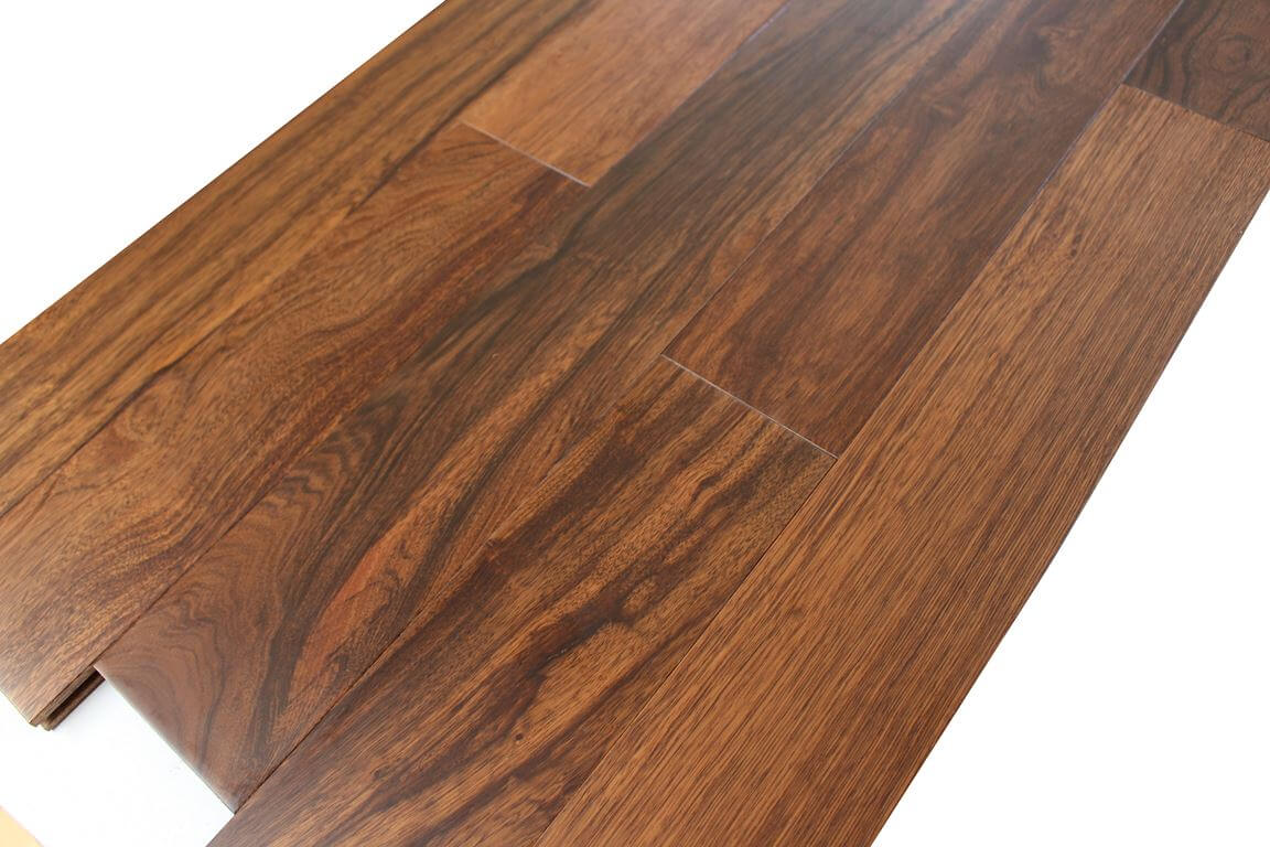 Parquet Noyer massif – Vernis – 15 x 90 mm