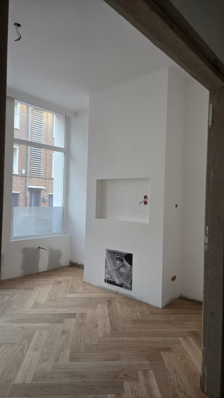 Parquet bâtons rompus dans le Nord – Chêne naturel sous poutres apparentes