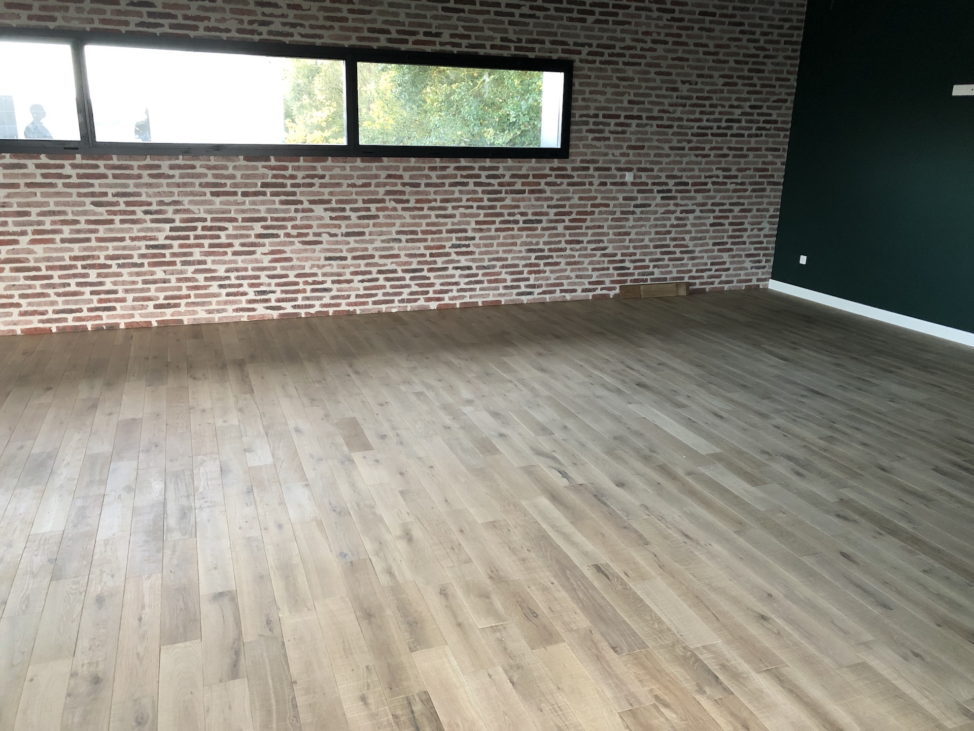 Parquet chêne massif EASIKLIP brut de sciage huilé posé dans des bureaux à Ennevelin près de Lille
