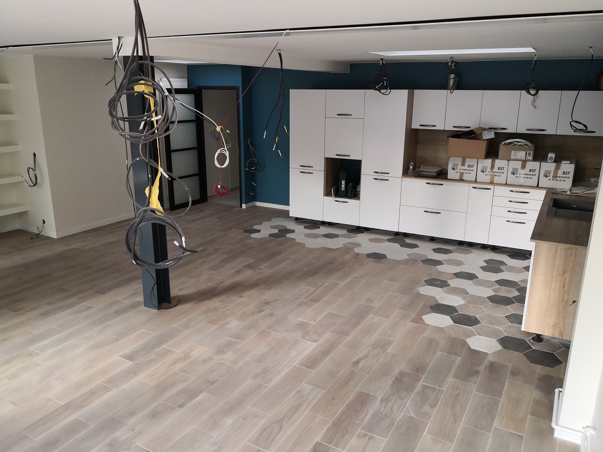 Parquet chêne massif EASIKLIP Pierre de Lune posé dans le salon d'une construction à Lille