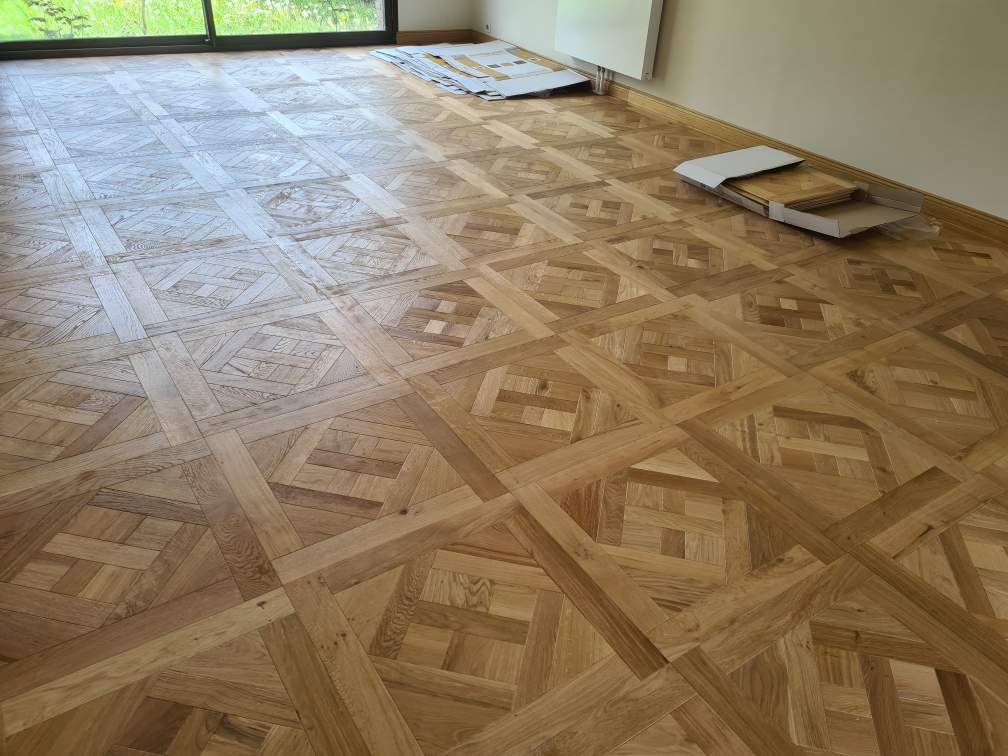 Parquet de Versailles en chêne coloris naturel posé dans un salon de la métropole lilloise